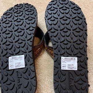 Clarks Shoes - Clark’s Collection Flip Flops Size 7 Clarks Shoes - Clark’s Collection Flip Flops Size 7